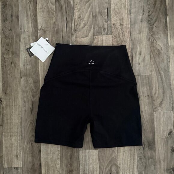 Beyond yoga classic black buttery active shorts - Picture 1 of 4